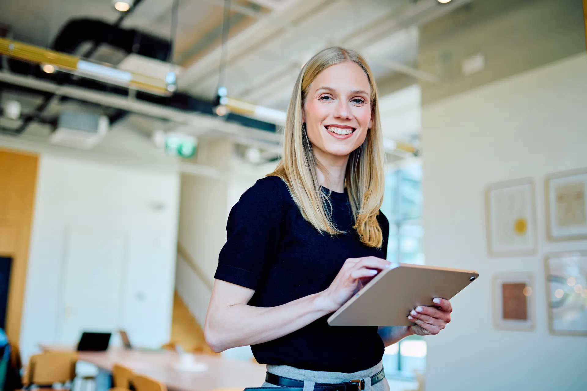 Medarbetare på städat kontor i Lund